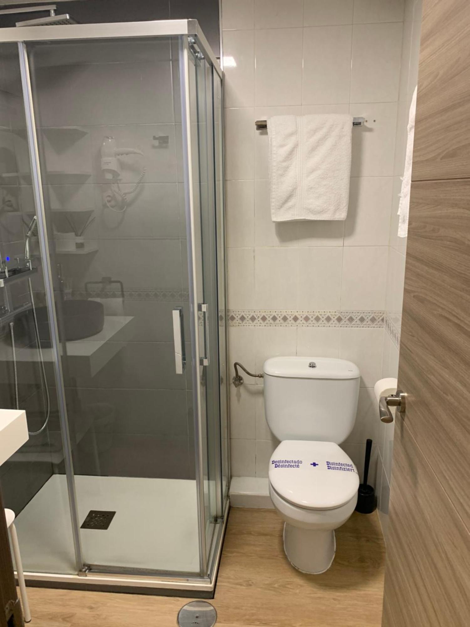 Hostal El Rocio Паракуейос де Харама Екстериор снимка