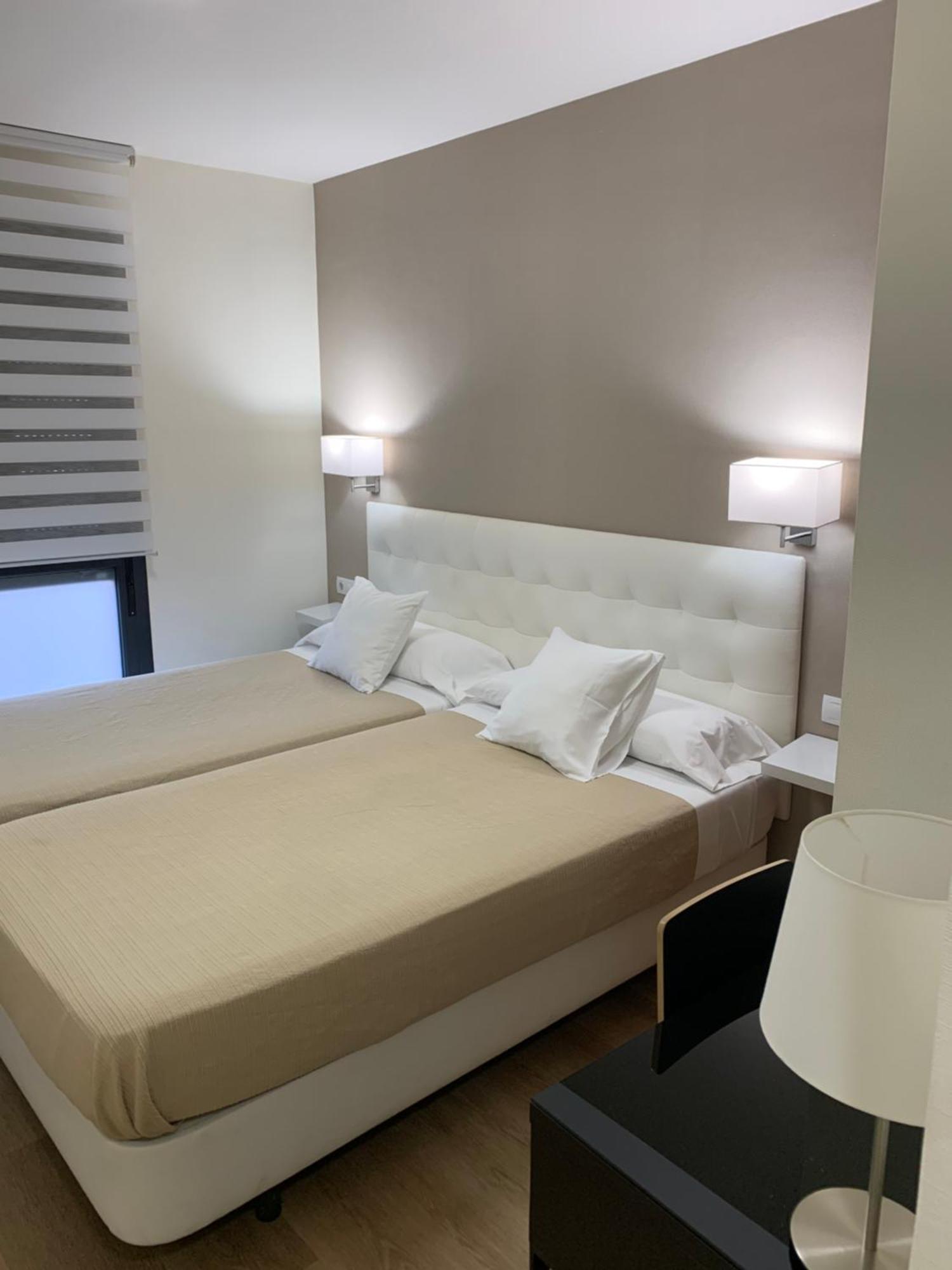 Hostal El Rocio Паракуейос де Харама Екстериор снимка