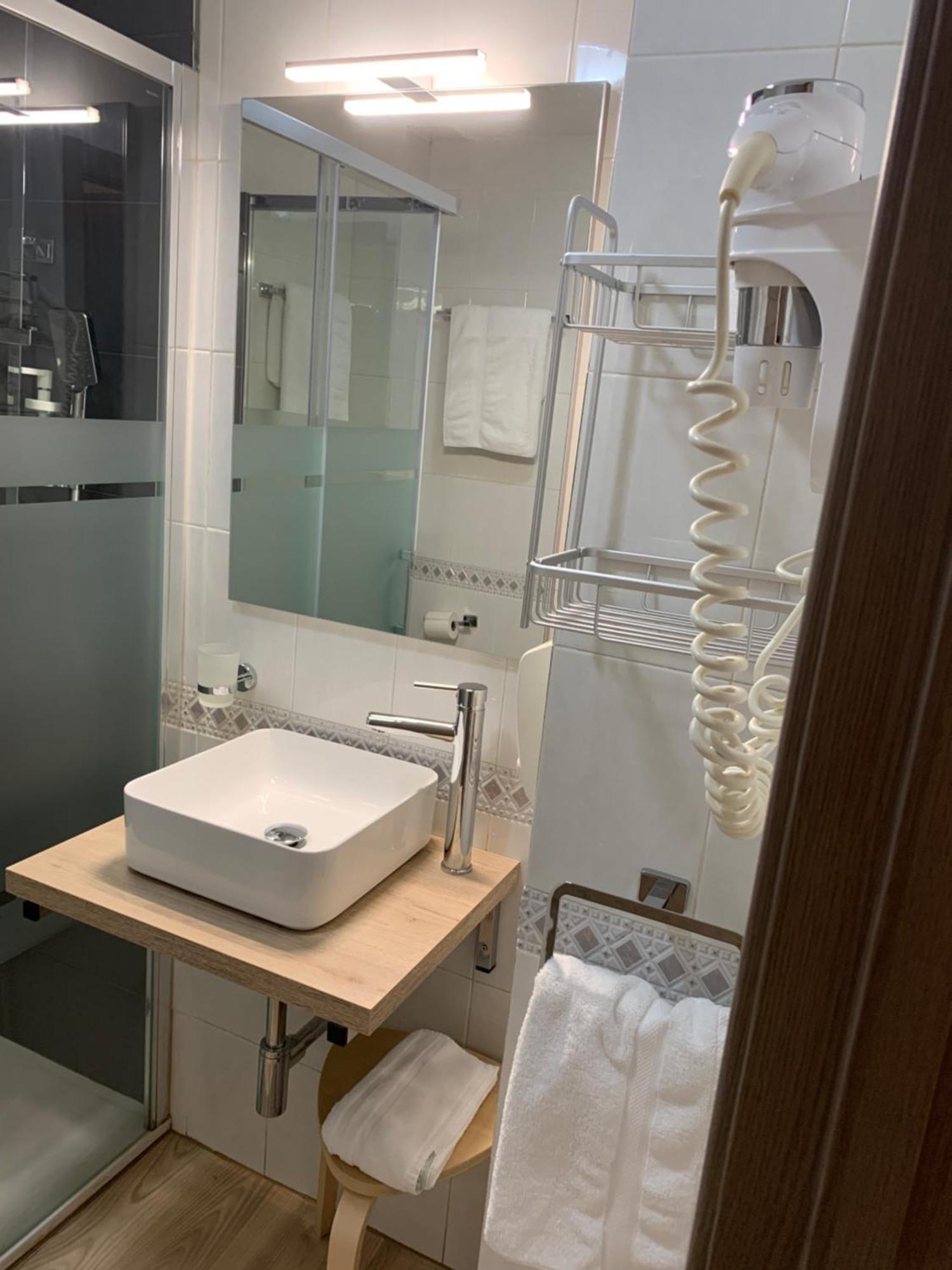 Hostal El Rocio Паракуейос де Харама Екстериор снимка