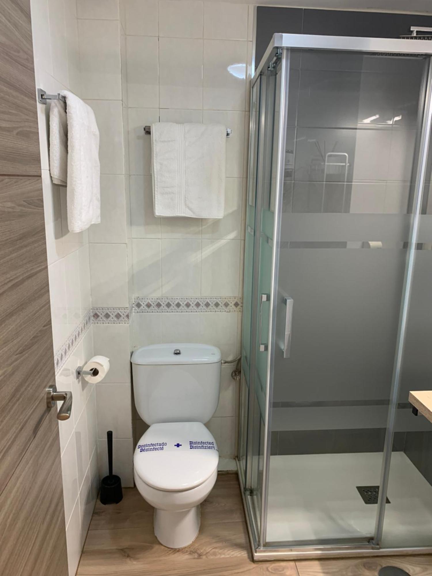 Hostal El Rocio Паракуейос де Харама Екстериор снимка