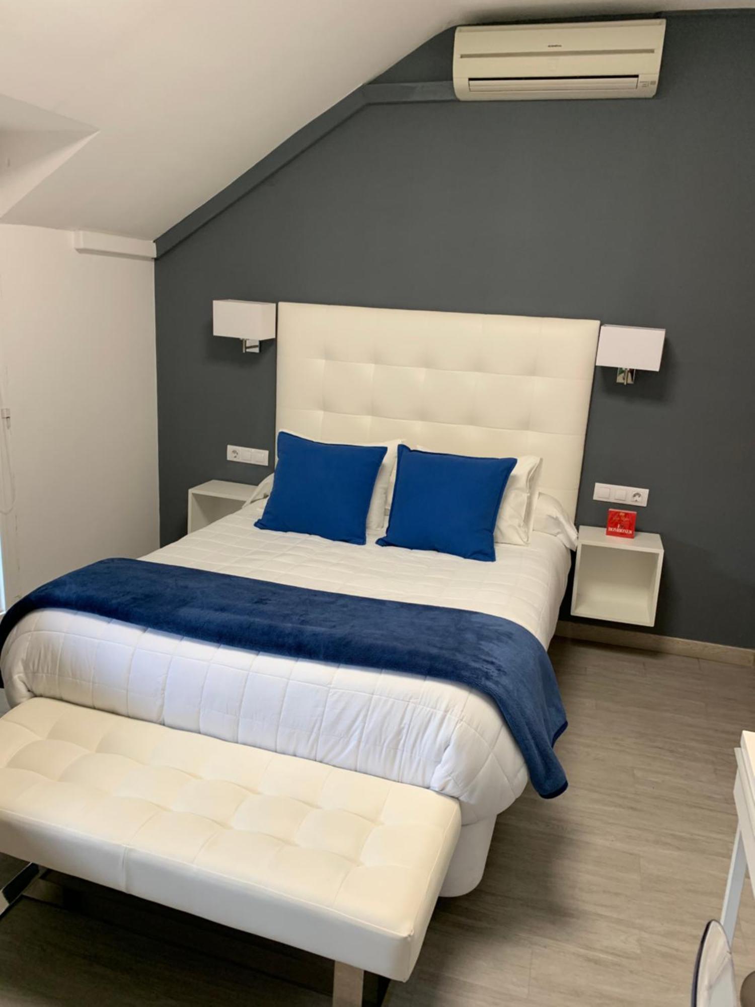 Hostal El Rocio Паракуейос де Харама Екстериор снимка