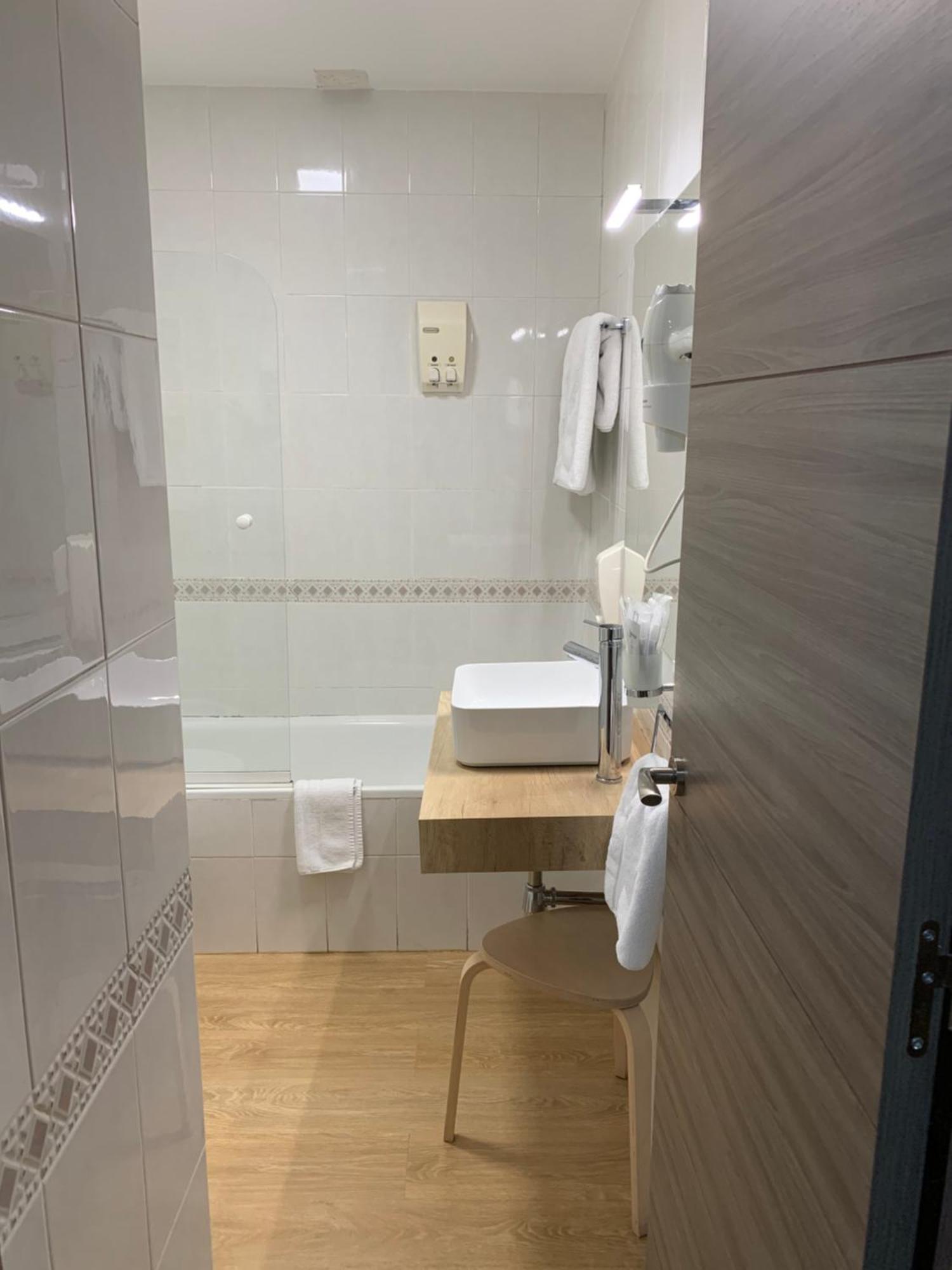 Hostal El Rocio Паракуейос де Харама Екстериор снимка