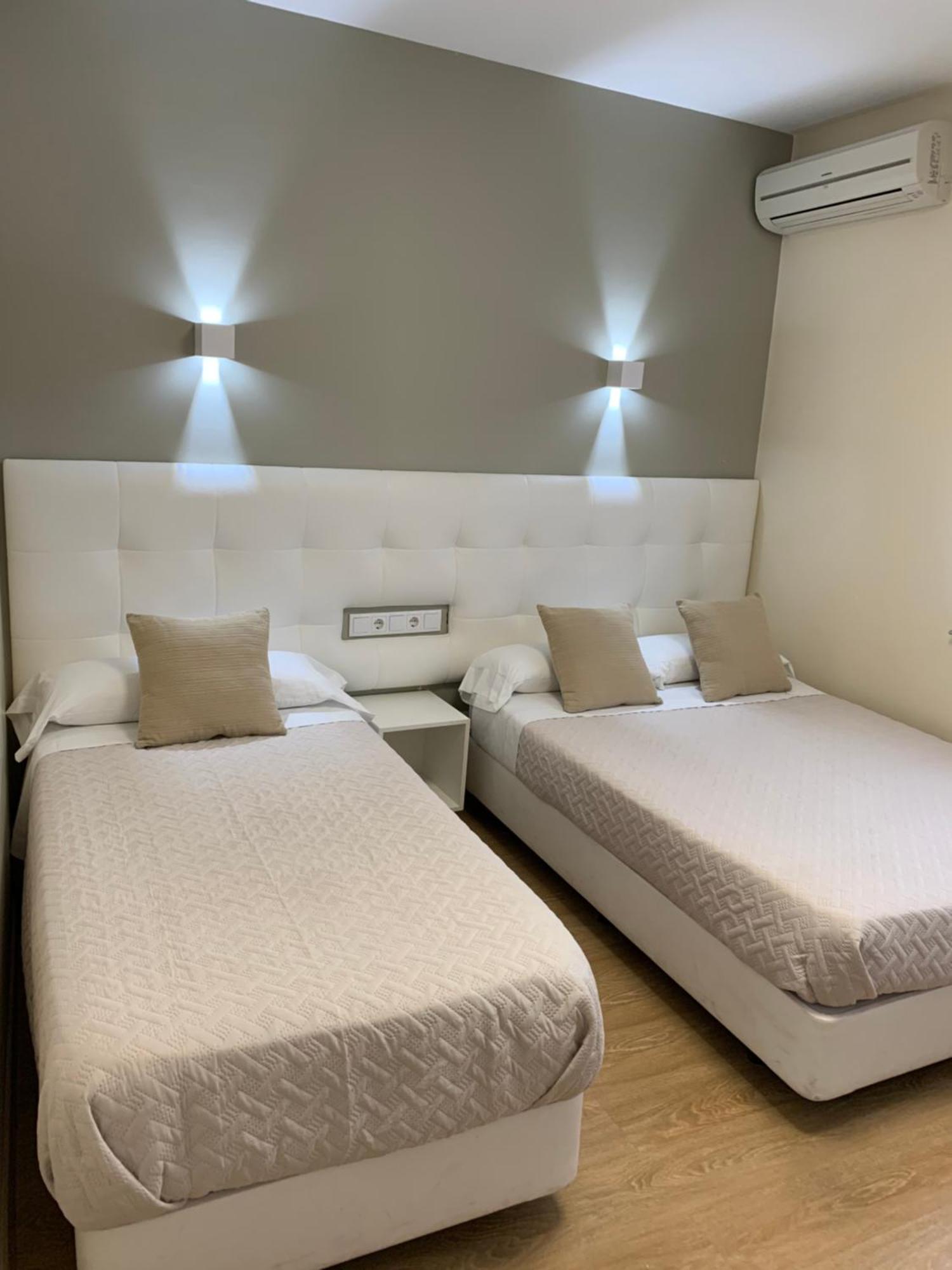 Hostal El Rocio Паракуейос де Харама Екстериор снимка