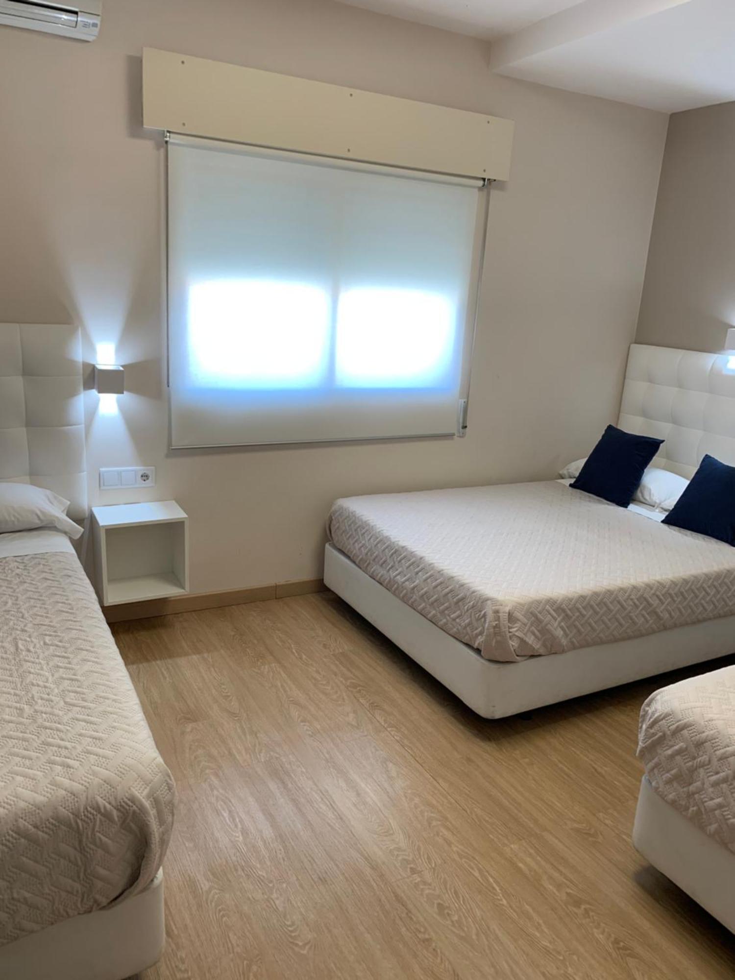 Hostal El Rocio Паракуейос де Харама Екстериор снимка