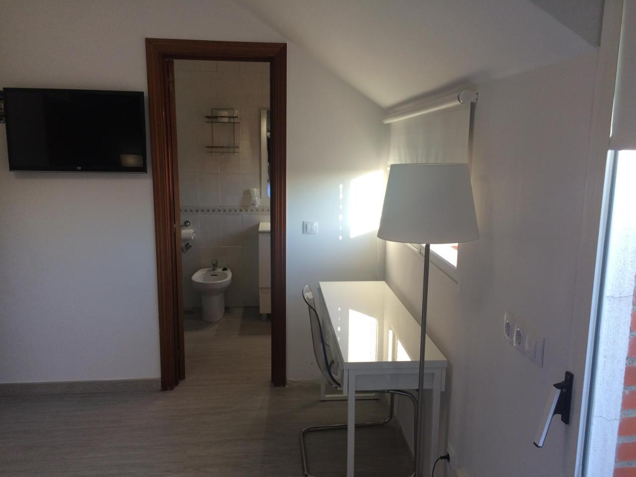 Hostal El Rocio Паракуейос де Харама Екстериор снимка