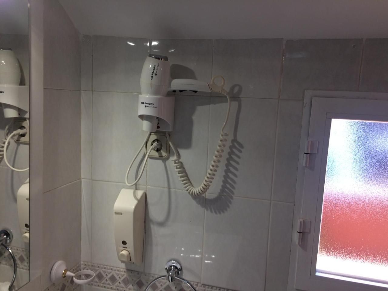 Hostal El Rocio Паракуейос де Харама Екстериор снимка